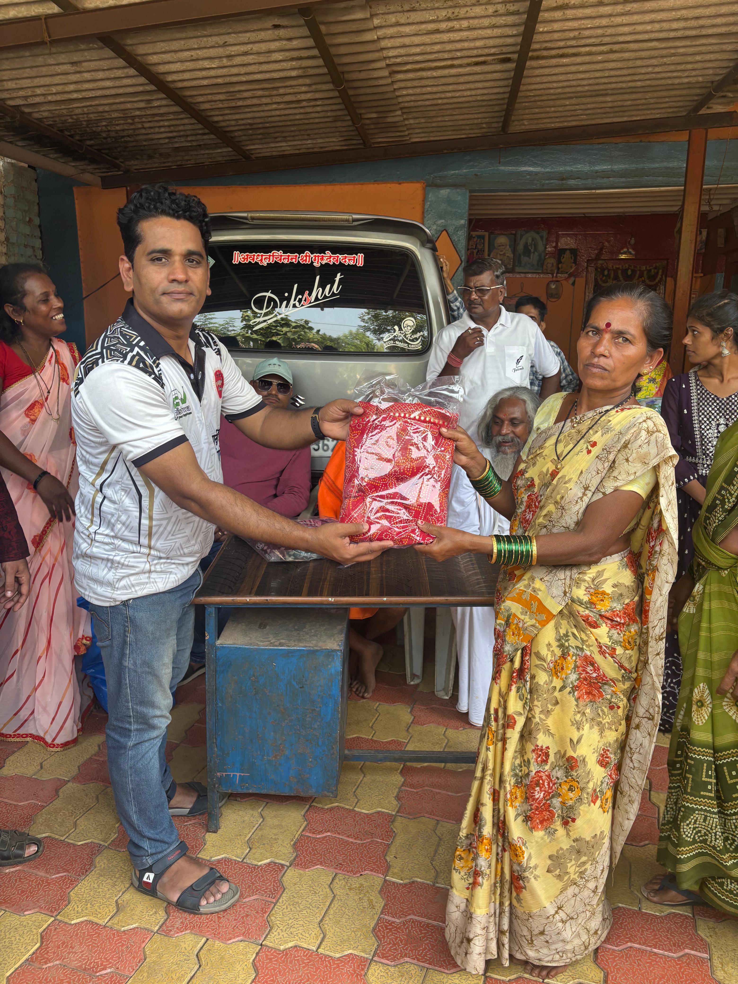 नवरात्री उत्सव : २०२५ -आदीवासी पाडयावर - साडया वाटप , करंजोन ,तिल्हेर पल्लीपाडा,पारोळ-डोंगरीपाडा 