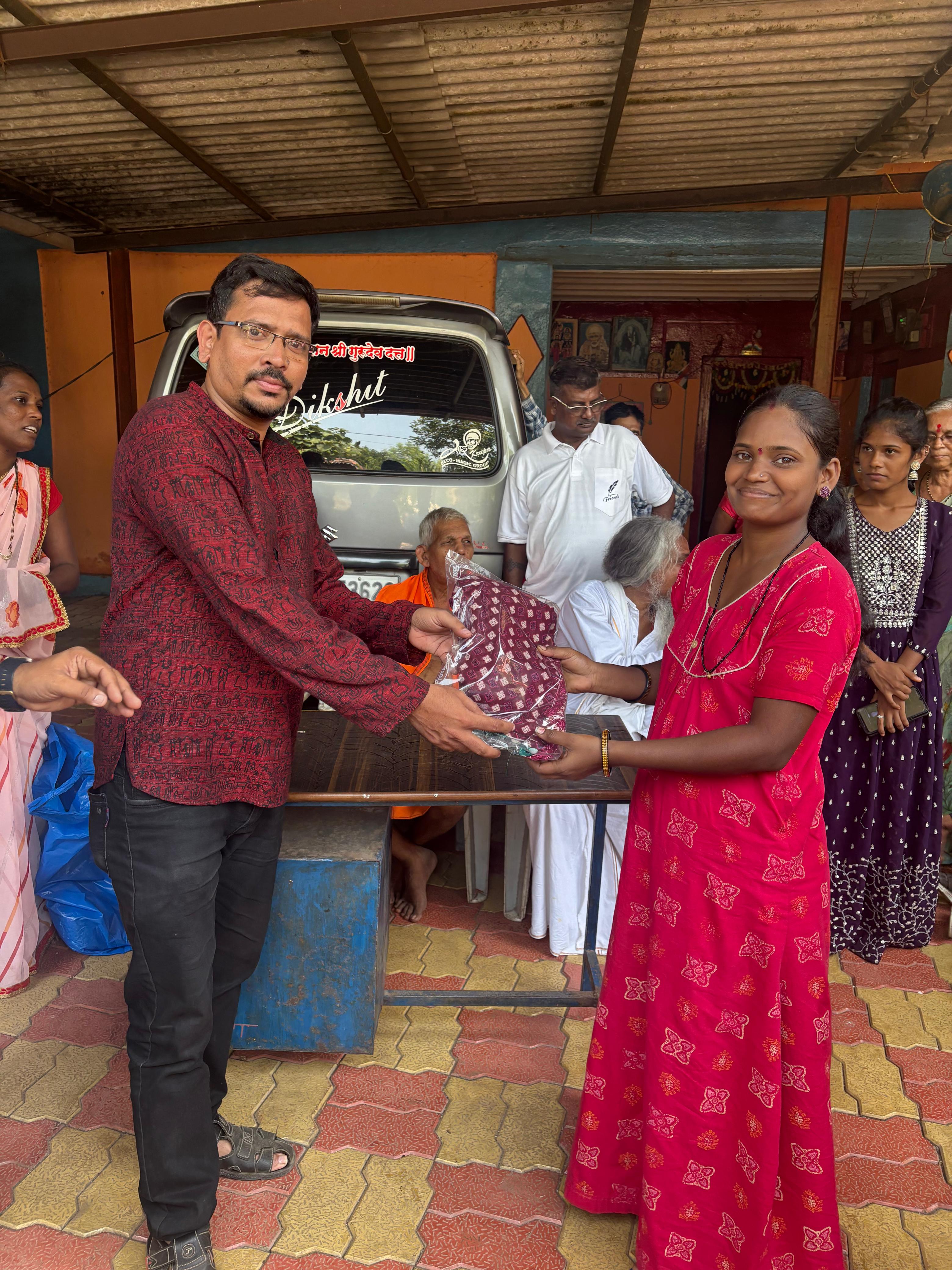 नवरात्री उत्सव : २०२५ -आदीवासी पाडयावर - साडया वाटप , करंजोन ,तिल्हेर पल्लीपाडा,पारोळ-डोंगरीपाडा 