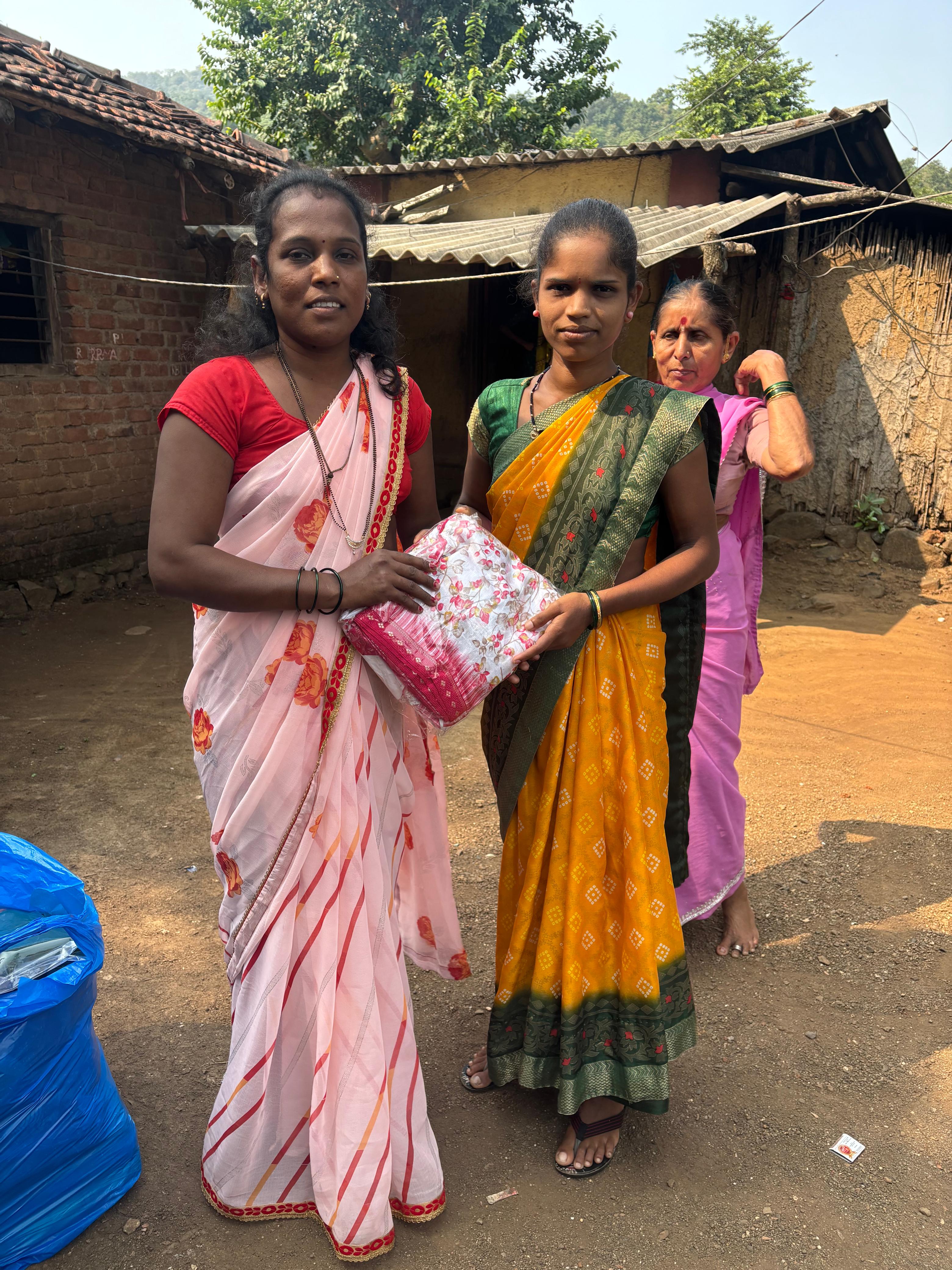 नवरात्री उत्सव : २०२५ -आदीवासी पाडयावर - साडया वाटप , करंजोन ,तिल्हेर पल्लीपाडा,पारोळ-डोंगरीपाडा 