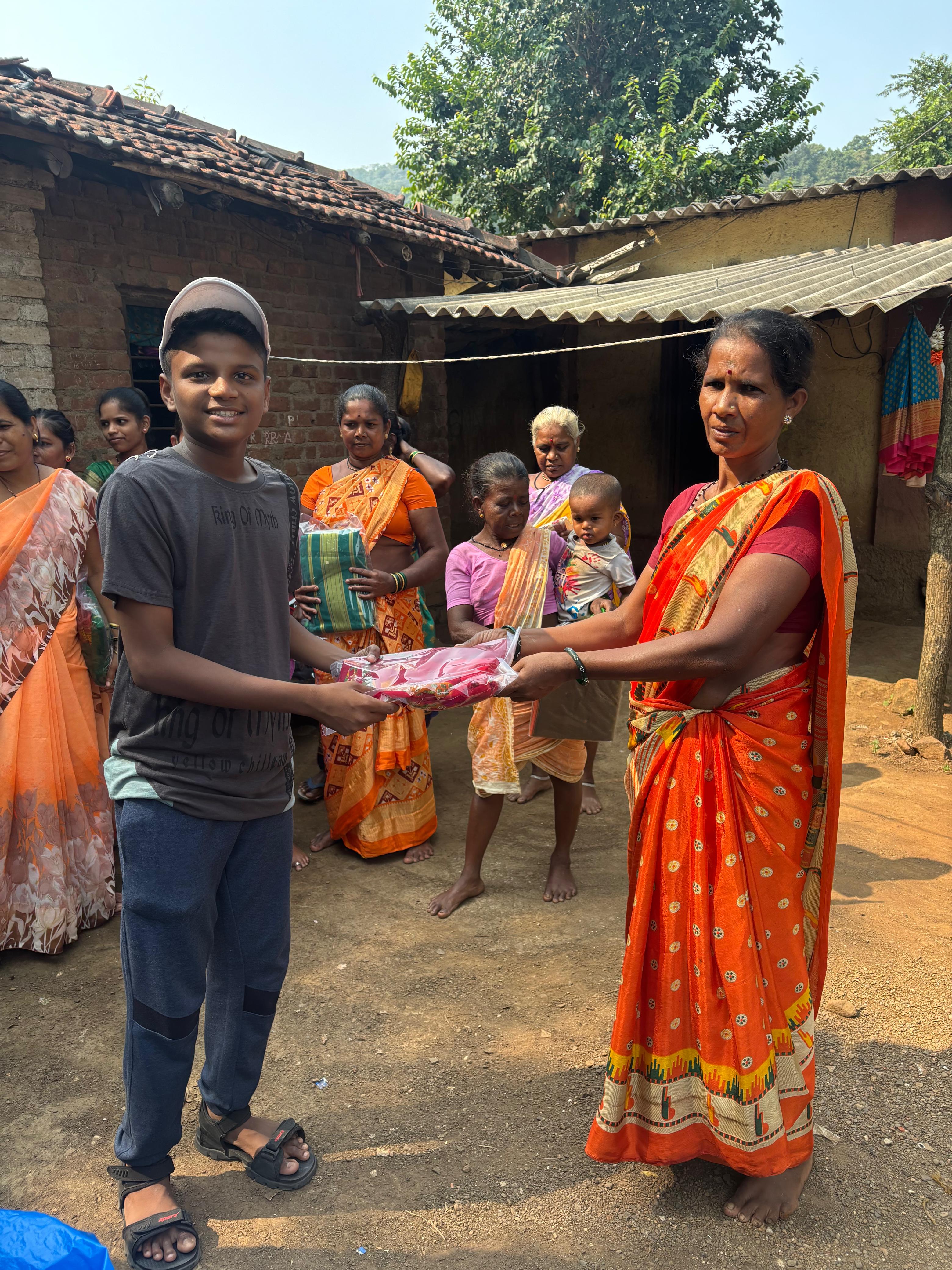 नवरात्री उत्सव : २०२५ -आदीवासी पाडयावर - साडया वाटप , करंजोन ,तिल्हेर पल्लीपाडा,पारोळ-डोंगरीपाडा 