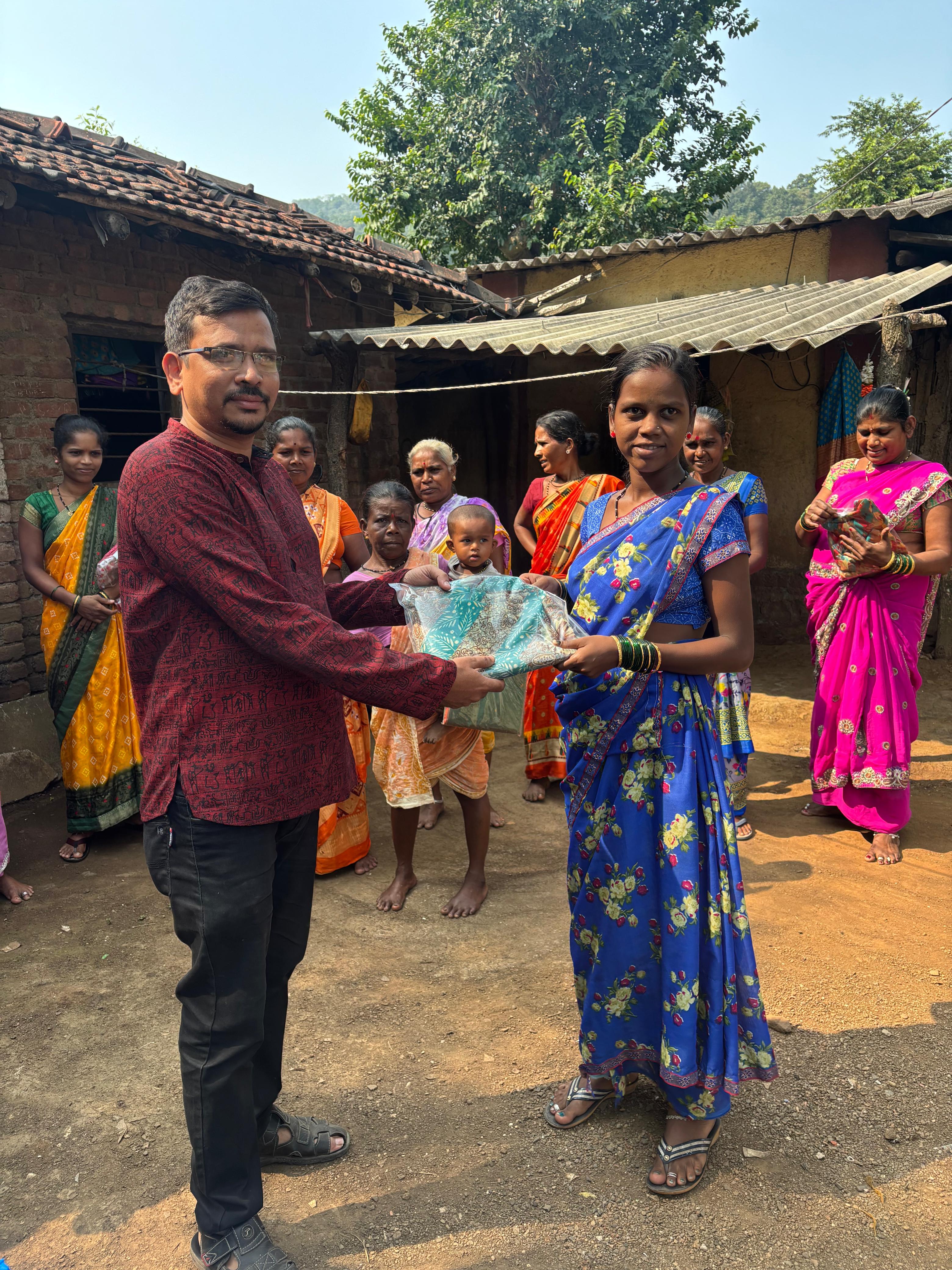 नवरात्री उत्सव : २०२५ -आदीवासी पाडयावर - साडया वाटप , करंजोन ,तिल्हेर पल्लीपाडा,पारोळ-डोंगरीपाडा 