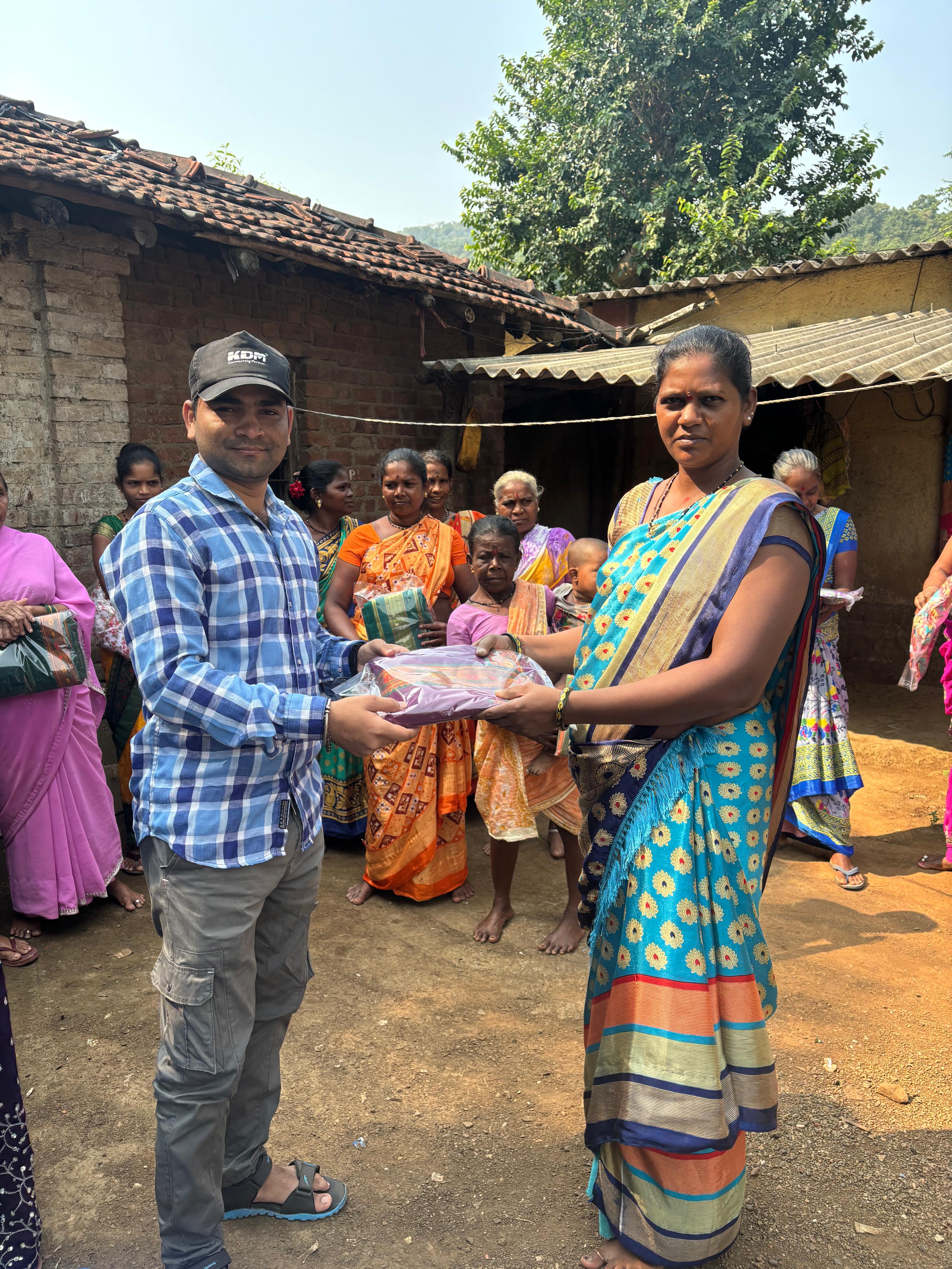 नवरात्री उत्सव : २०२५ -आदीवासी पाडयावर - साडया वाटप , करंजोन ,तिल्हेर पल्लीपाडा,पारोळ-डोंगरीपाडा 