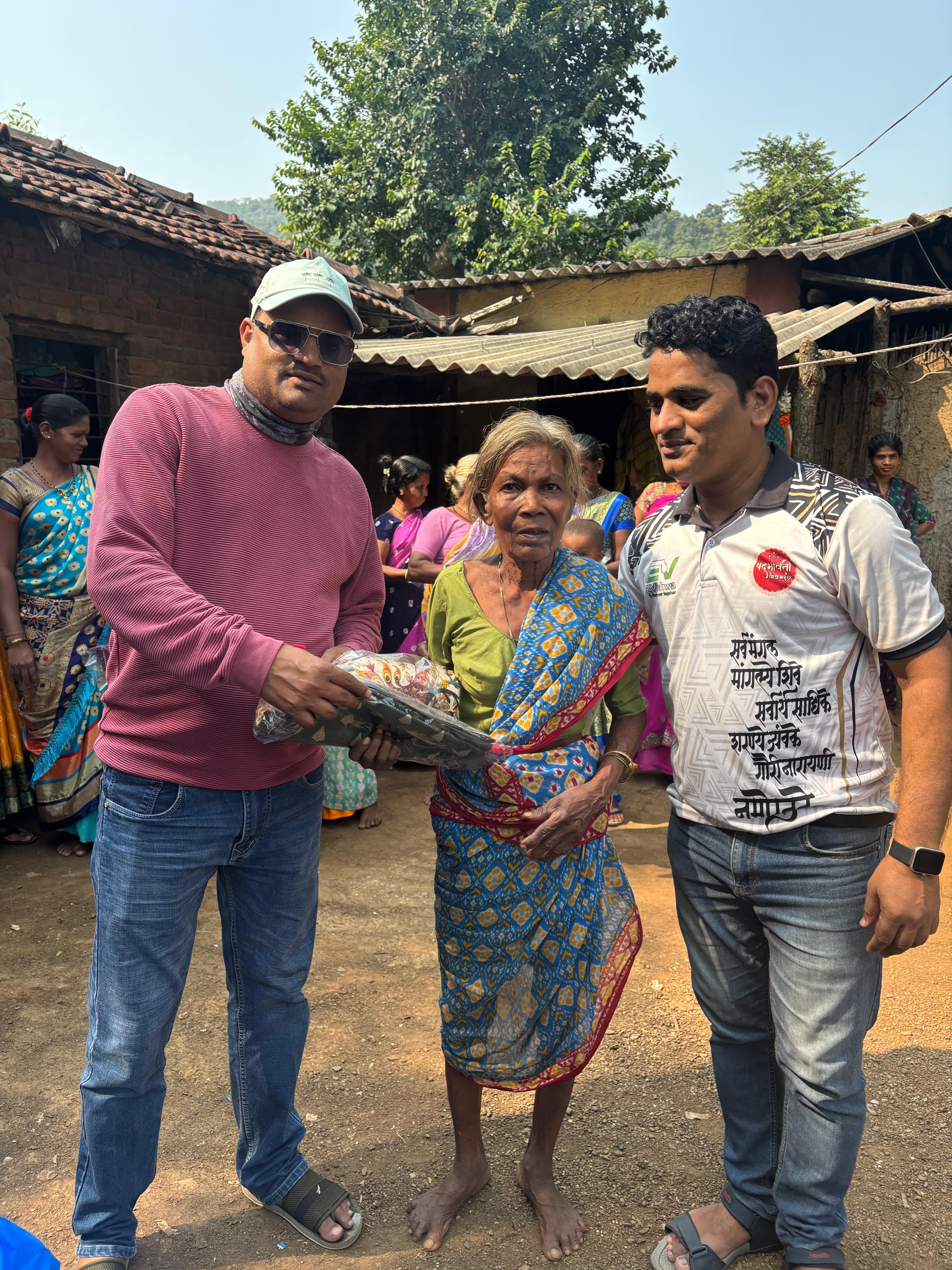 नवरात्री उत्सव : २०२५ -आदीवासी पाडयावर - साडया वाटप , करंजोन ,तिल्हेर पल्लीपाडा,पारोळ-डोंगरीपाडा 