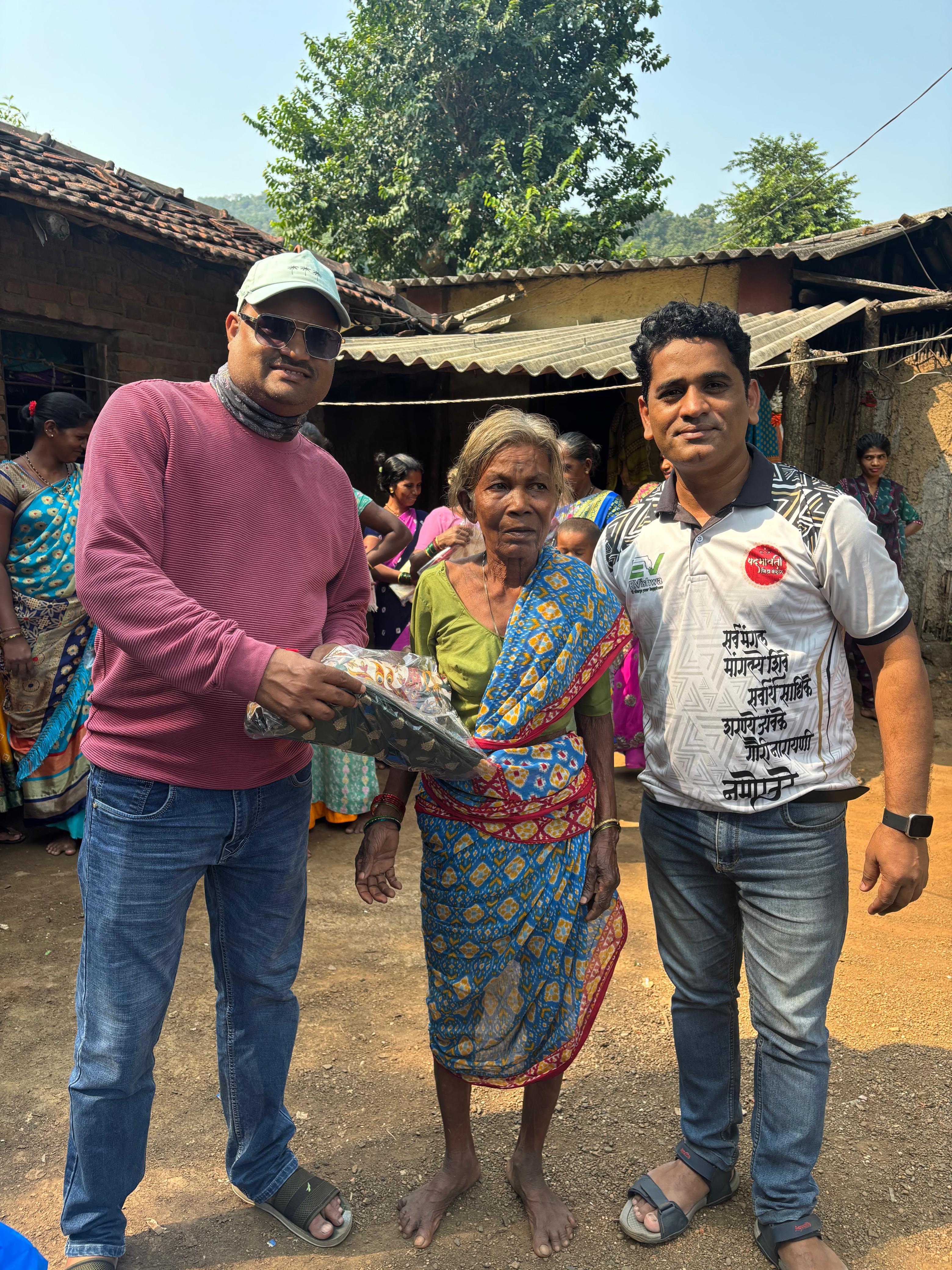 नवरात्री उत्सव : २०२५ -आदीवासी पाडयावर - साडया वाटप , करंजोन ,तिल्हेर पल्लीपाडा,पारोळ-डोंगरीपाडा 