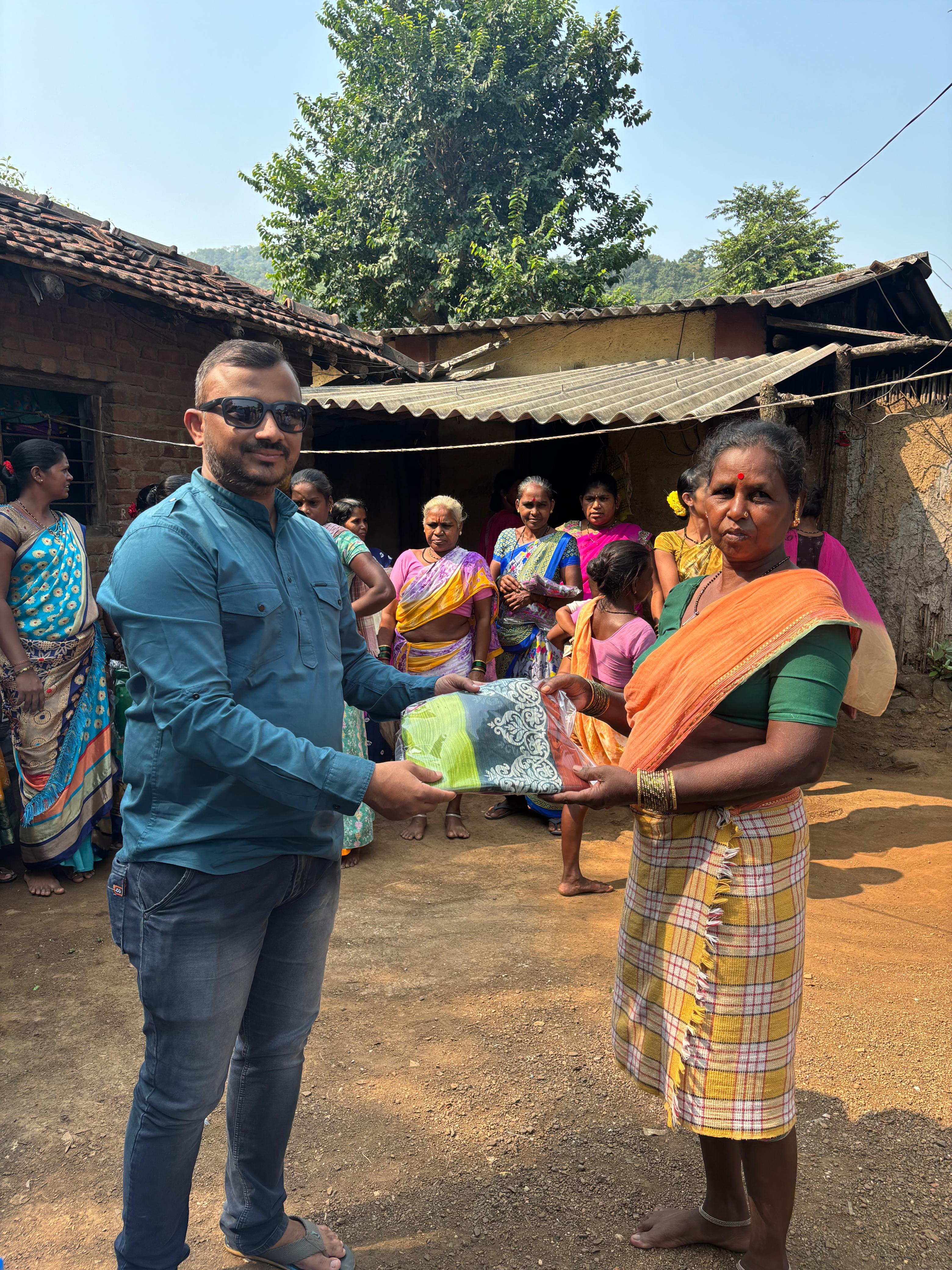 नवरात्री उत्सव : २०२५ -आदीवासी पाडयावर - साडया वाटप , करंजोन ,तिल्हेर पल्लीपाडा,पारोळ-डोंगरीपाडा 