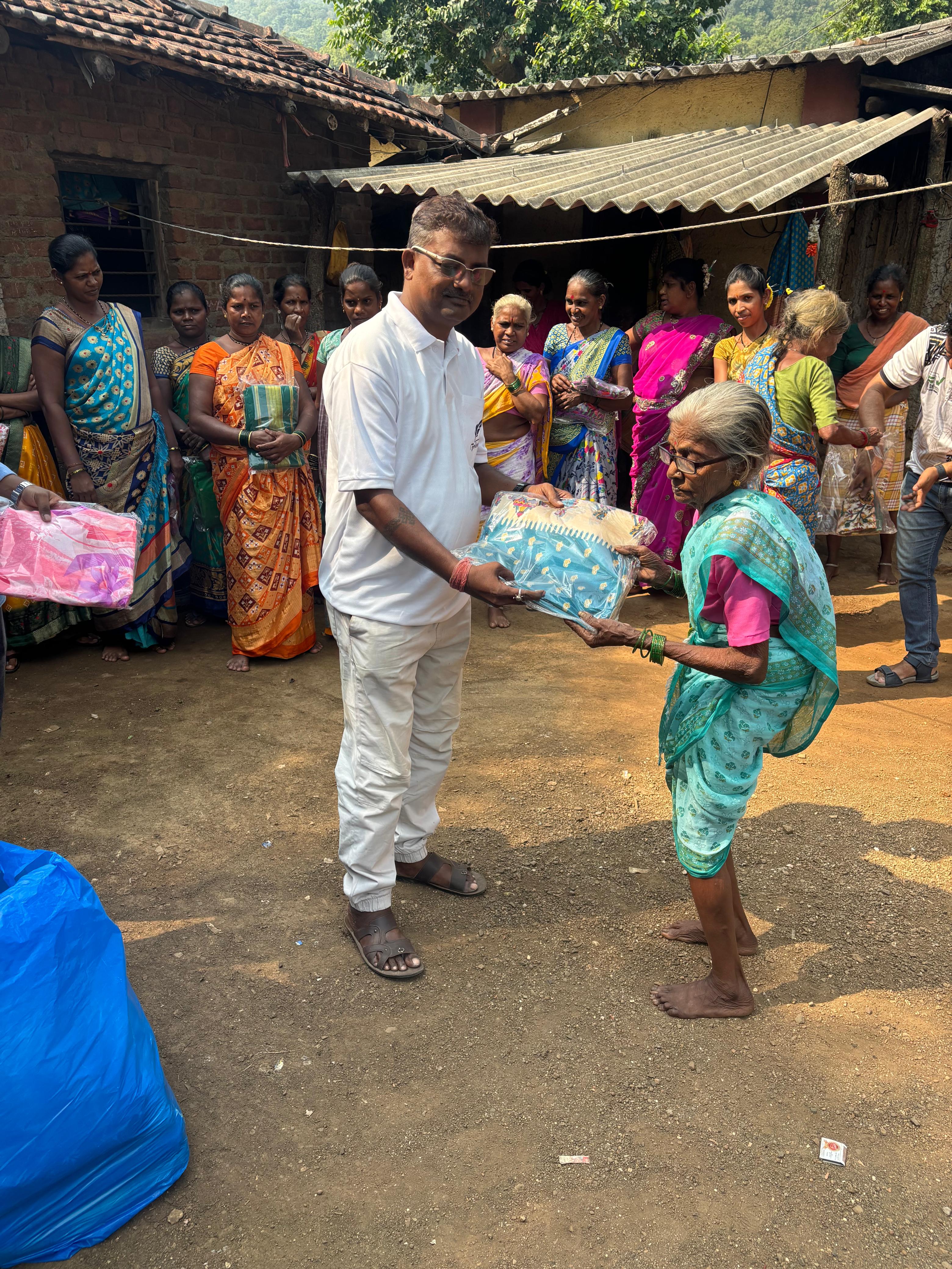 नवरात्री उत्सव : २०२५ -आदीवासी पाडयावर - साडया वाटप , करंजोन ,तिल्हेर पल्लीपाडा,पारोळ-डोंगरीपाडा 