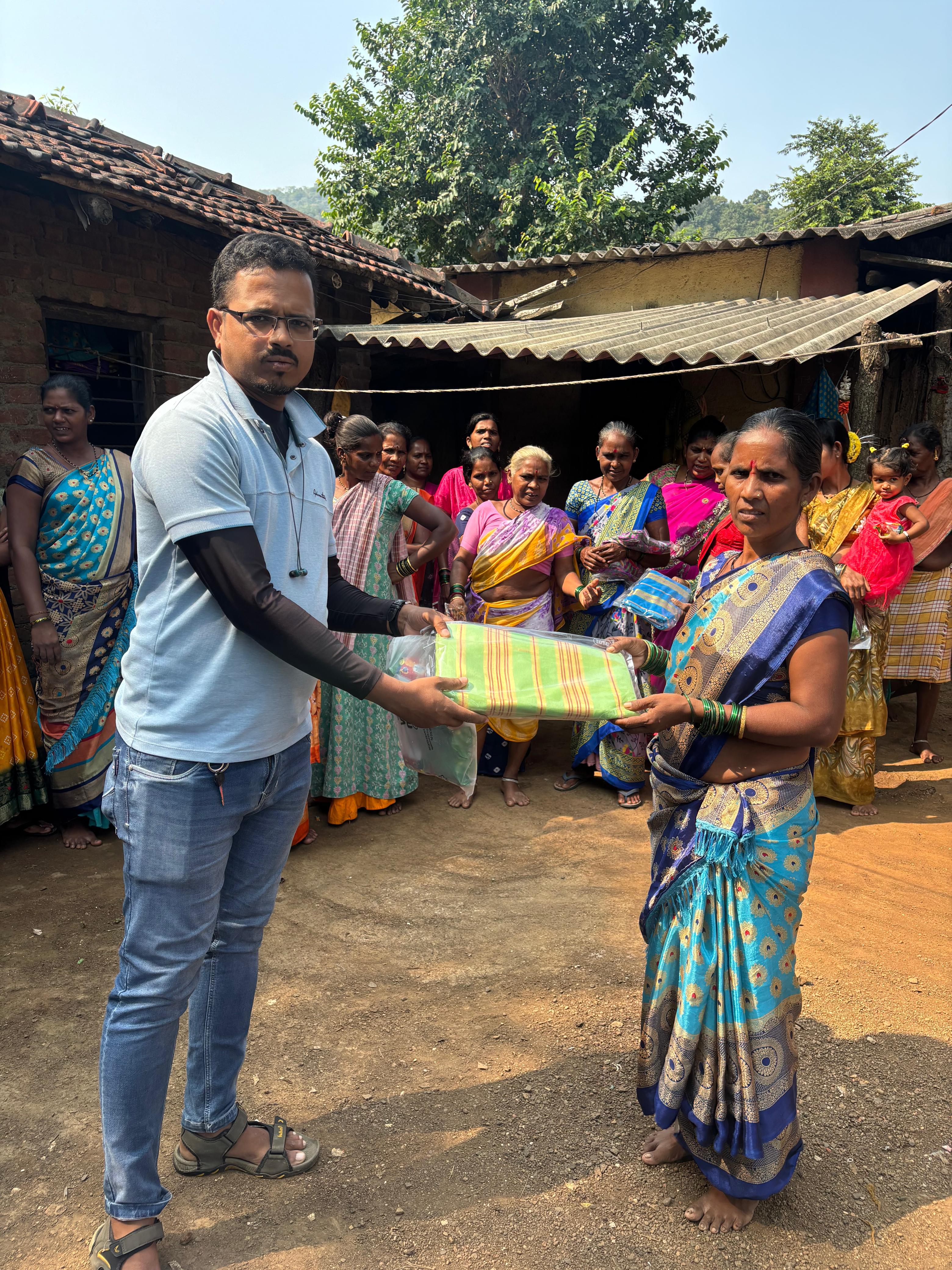 नवरात्री उत्सव : २०२५ -आदीवासी पाडयावर - साडया वाटप , करंजोन ,तिल्हेर पल्लीपाडा,पारोळ-डोंगरीपाडा 