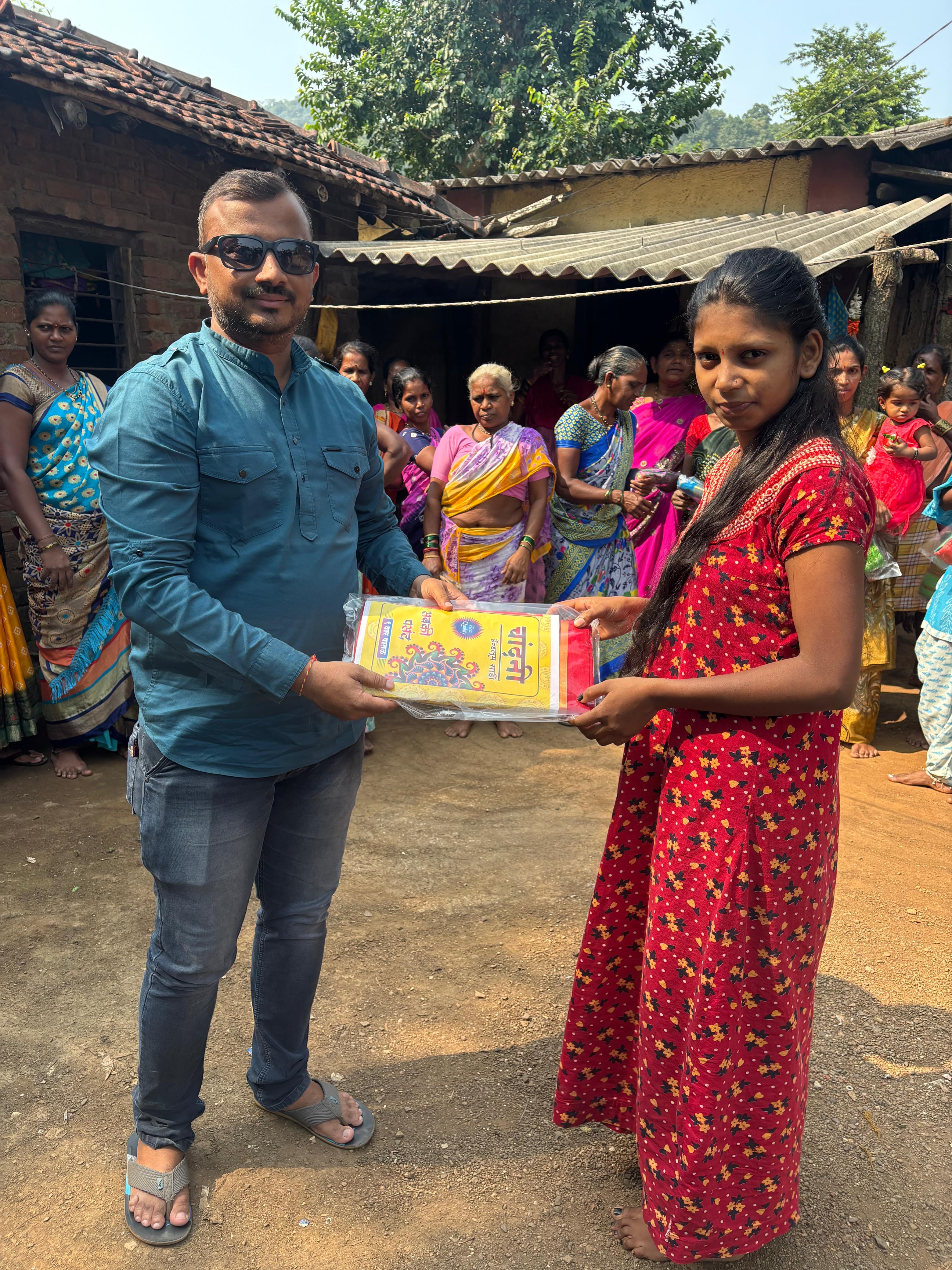 नवरात्री उत्सव : २०२५ -आदीवासी पाडयावर - साडया वाटप , करंजोन ,तिल्हेर पल्लीपाडा,पारोळ-डोंगरीपाडा 