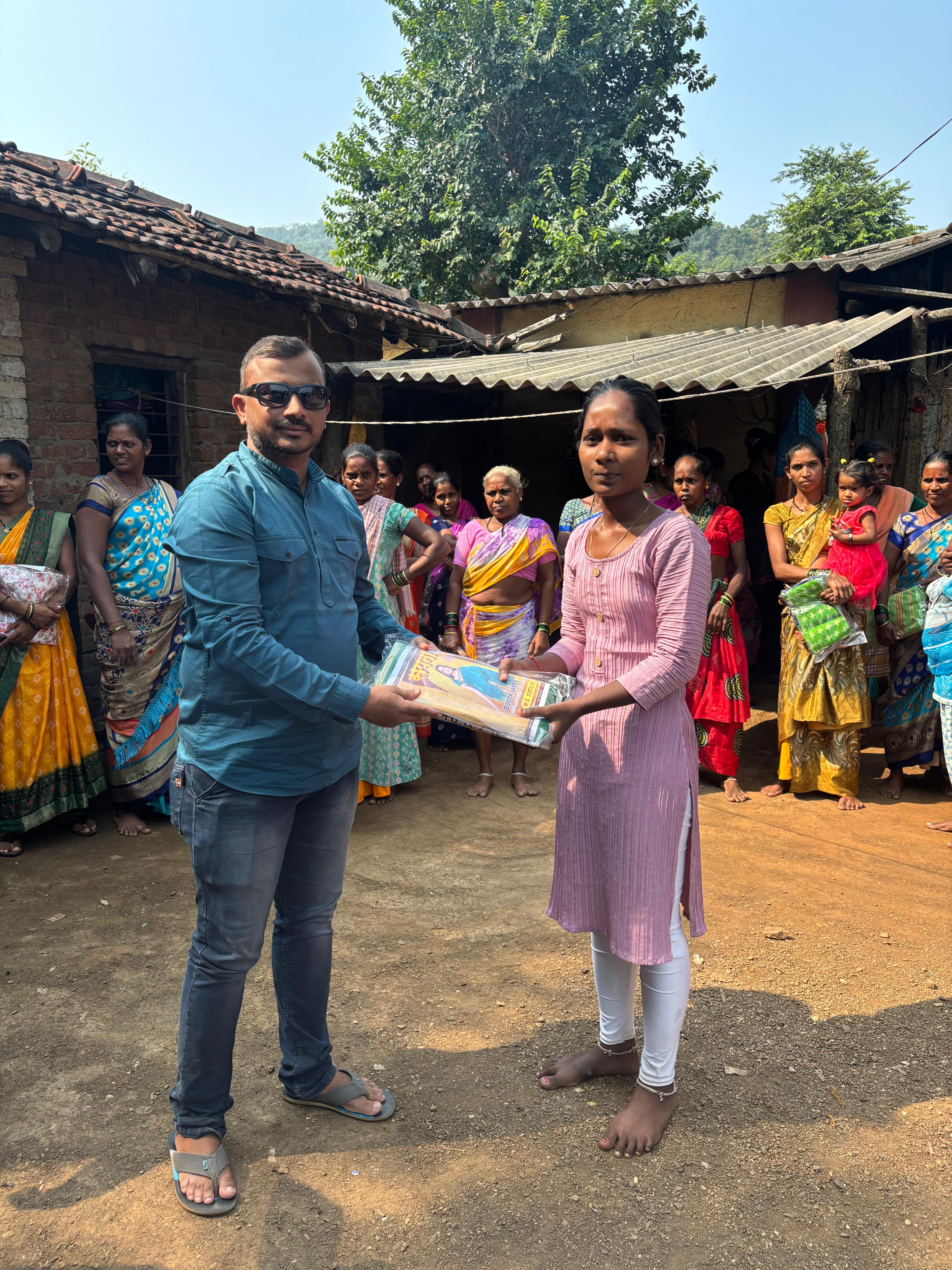 नवरात्री उत्सव : २०२५ -आदीवासी पाडयावर - साडया वाटप , करंजोन ,तिल्हेर पल्लीपाडा,पारोळ-डोंगरीपाडा 