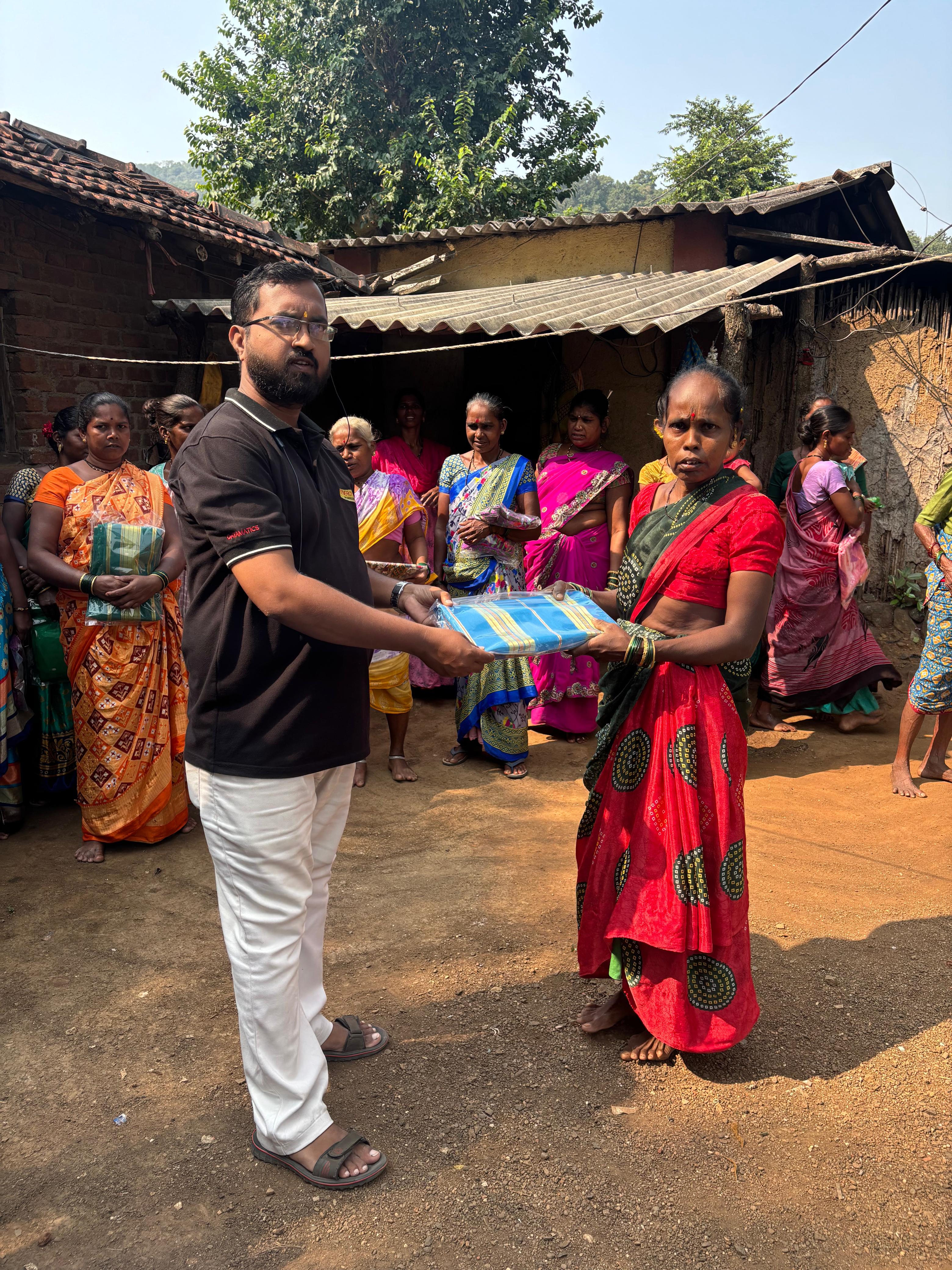 नवरात्री उत्सव : २०२५ -आदीवासी पाडयावर - साडया वाटप , करंजोन ,तिल्हेर पल्लीपाडा,पारोळ-डोंगरीपाडा 