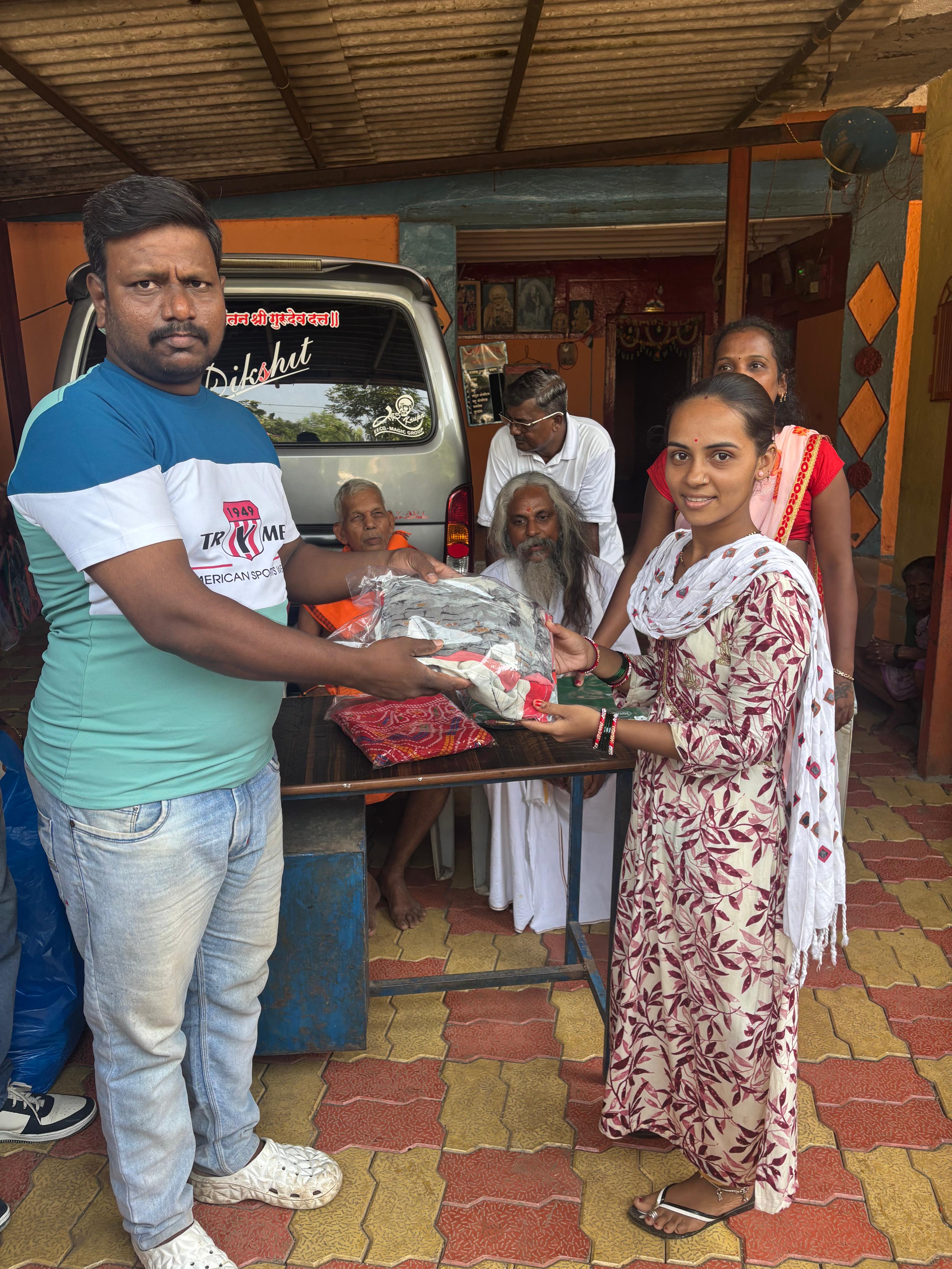 नवरात्री उत्सव : २०२५ -आदीवासी पाडयावर - साडया वाटप , करंजोन ,तिल्हेर पल्लीपाडा,पारोळ-डोंगरीपाडा 