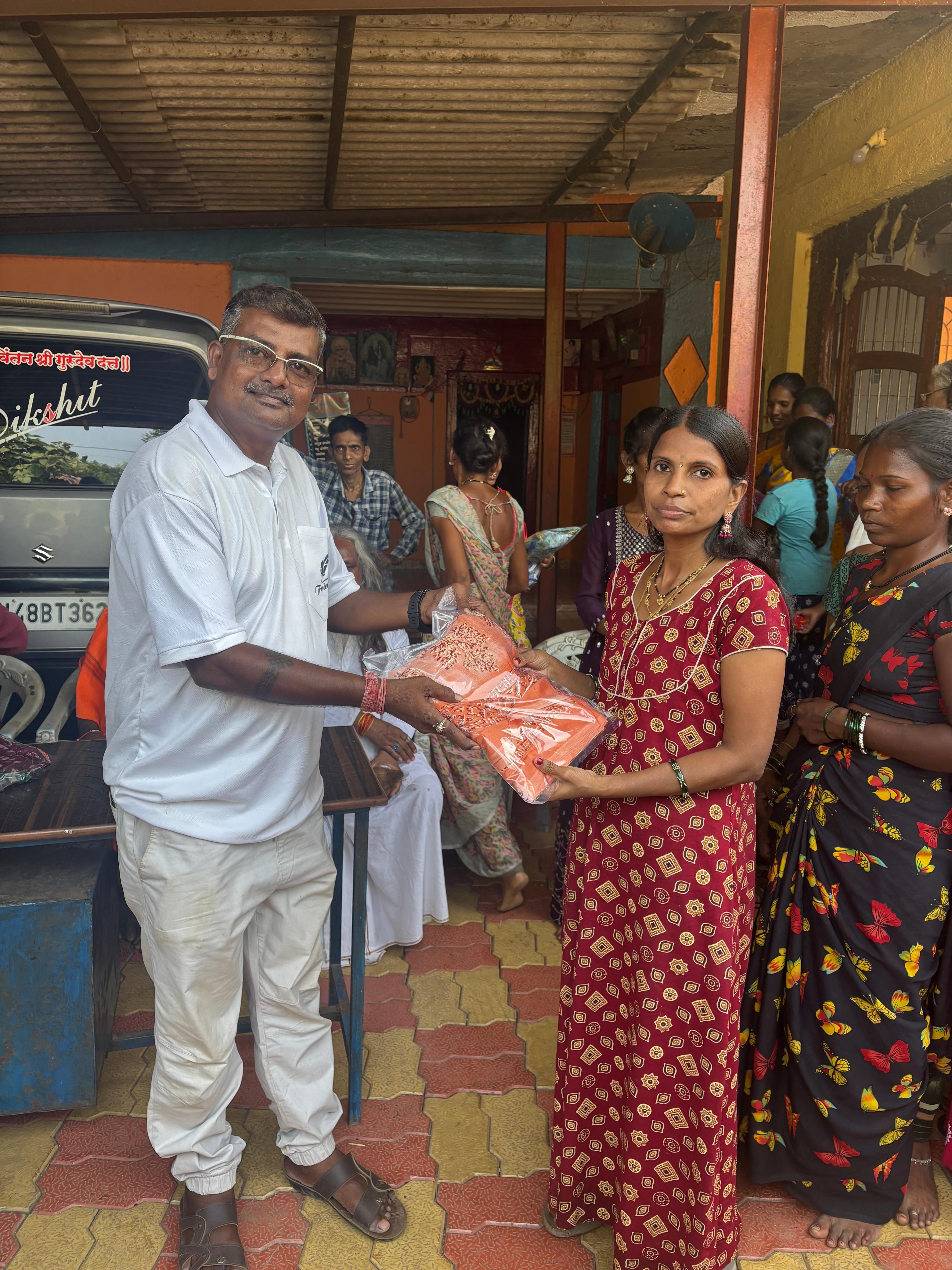 नवरात्री उत्सव : २०२५ -आदीवासी पाडयावर - साडया वाटप , करंजोन ,तिल्हेर पल्लीपाडा,पारोळ-डोंगरीपाडा 