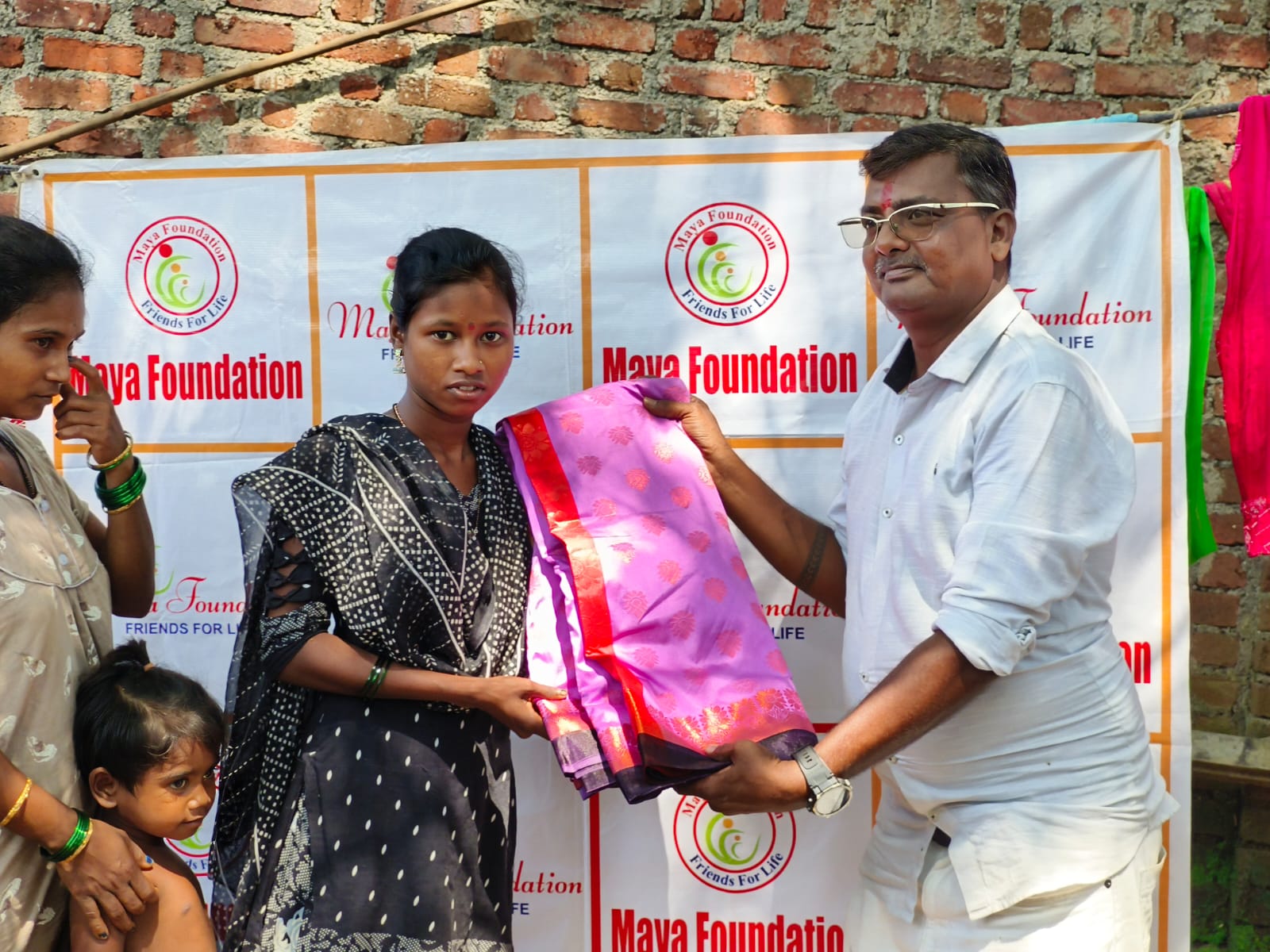 नवरात्री उत्सव : २०२५ - पदमावती मित्र मंडळ आणि माया फाऊंडेशन संयुक्त उपक्रम आदीवासी पाडयावर - साडया लहान मुलां-मुलींना ड्रेस-शालये बॅग वाटप ( करंजोन ,तिल्हेर पल्लीपाडा,पारोळ-डोंगरीपाडा ) 