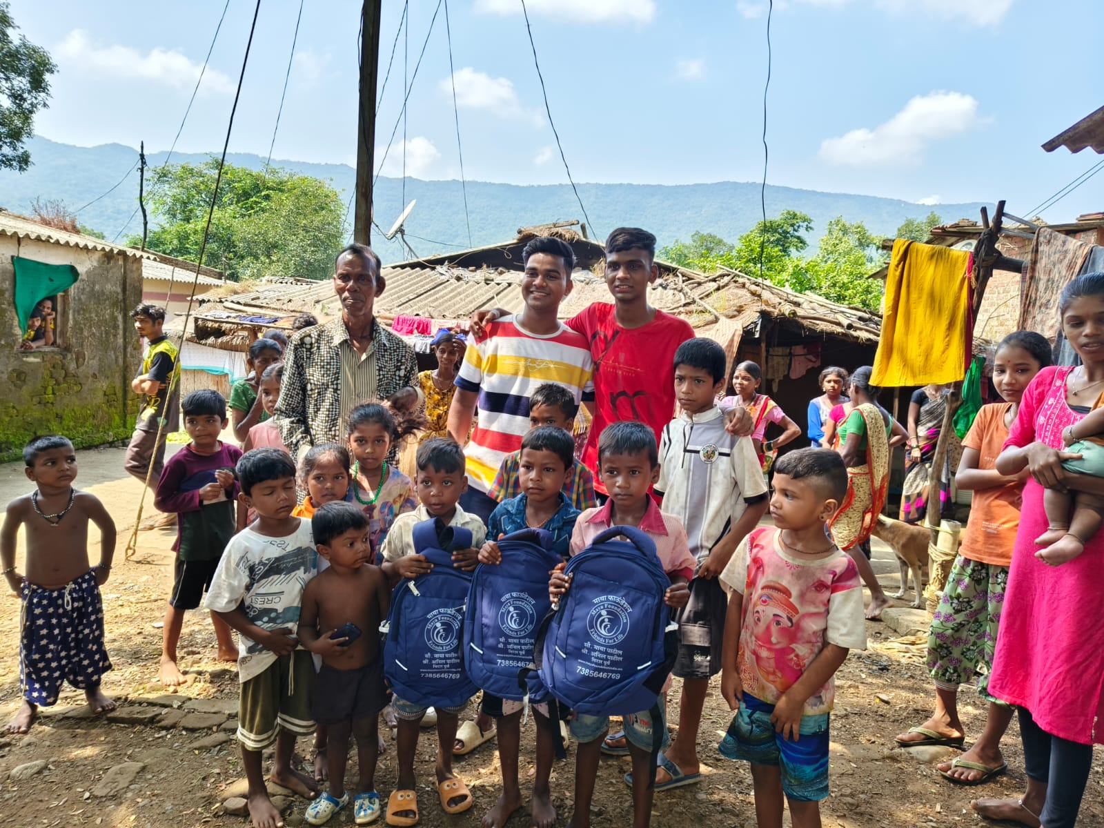 नवरात्री उत्सव : २०२५ - पदमावती मित्र मंडळ आणि माया फाऊंडेशन संयुक्त उपक्रम आदीवासी पाडयावर - साडया लहान मुलां-मुलींना ड्रेस-शालये बॅग वाटप ( करंजोन ,तिल्हेर पल्लीपाडा,पारोळ-डोंगरीपाडा ) 