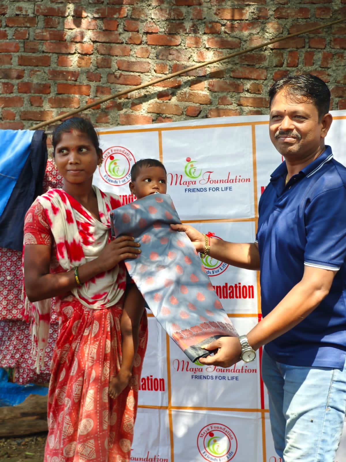 नवरात्री उत्सव : २०२५ - पदमावती मित्र मंडळ आणि माया फाऊंडेशन संयुक्त उपक्रम आदीवासी पाडयावर - साडया लहान मुलां-मुलींना ड्रेस-शालये बॅग वाटप ( करंजोन ,तिल्हेर पल्लीपाडा,पारोळ-डोंगरीपाडा ) 