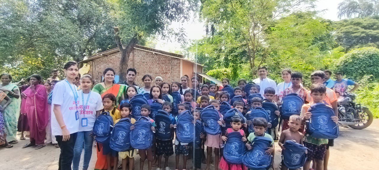 नवरात्री उत्सव : २०२५ - पदमावती मित्र मंडळ आणि माया फाऊंडेशन संयुक्त उपक्रम आदीवासी पाडयावर - साडया लहान मुलां-मुलींना ड्रेस-शालये बॅग वाटप ( करंजोन ,तिल्हेर पल्लीपाडा,पारोळ-डोंगरीपाडा ) 