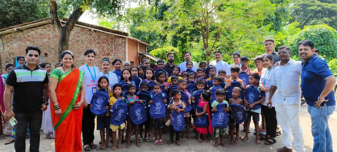नवरात्री उत्सव : २०२५ - पदमावती मित्र मंडळ आणि माया फाऊंडेशन संयुक्त उपक्रम आदीवासी पाडयावर - साडया लहान मुलां-मुलींना ड्रेस-शालये बॅग वाटप ( करंजोन ,तिल्हेर पल्लीपाडा,पारोळ-डोंगरीपाडा ) 