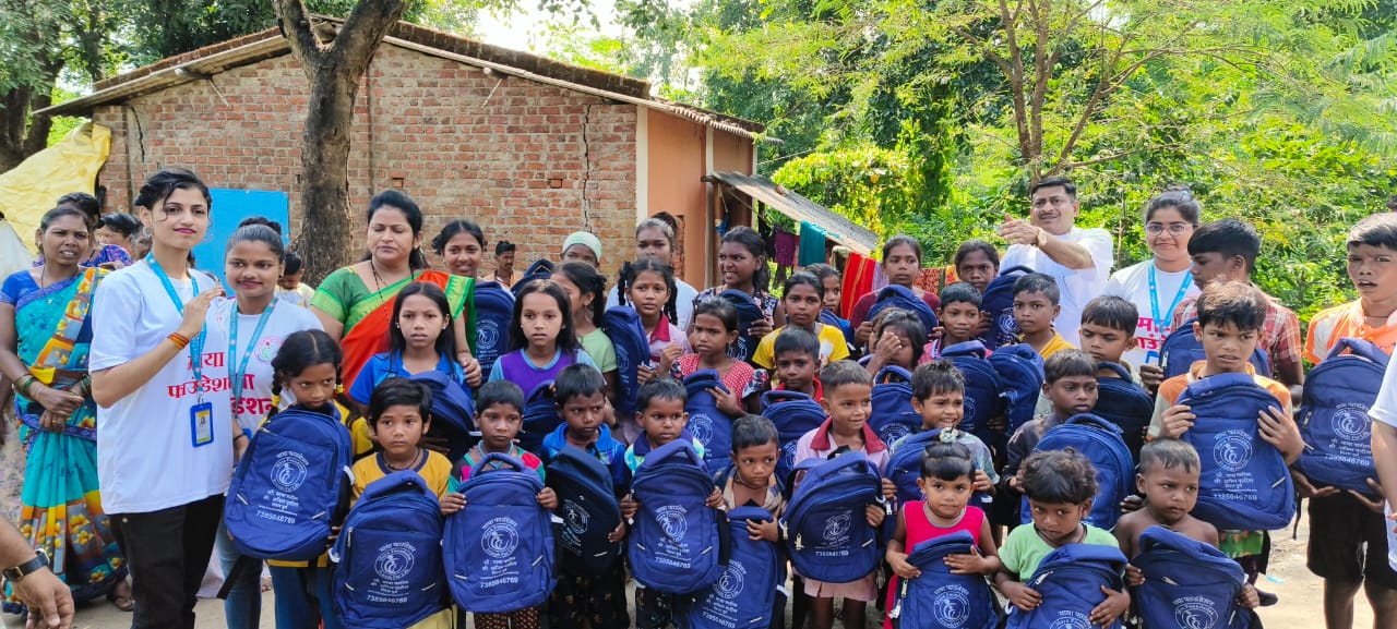 नवरात्री उत्सव : २०२५ - पदमावती मित्र मंडळ आणि माया फाऊंडेशन संयुक्त उपक्रम आदीवासी पाडयावर - साडया लहान मुलां-मुलींना ड्रेस-शालये बॅग वाटप ( करंजोन ,तिल्हेर पल्लीपाडा,पारोळ-डोंगरीपाडा ) 