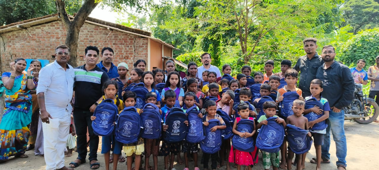 नवरात्री उत्सव : २०२५ - पदमावती मित्र मंडळ आणि माया फाऊंडेशन संयुक्त उपक्रम आदीवासी पाडयावर - साडया लहान मुलां-मुलींना ड्रेस-शालये बॅग वाटप ( करंजोन ,तिल्हेर पल्लीपाडा,पारोळ-डोंगरीपाडा ) 